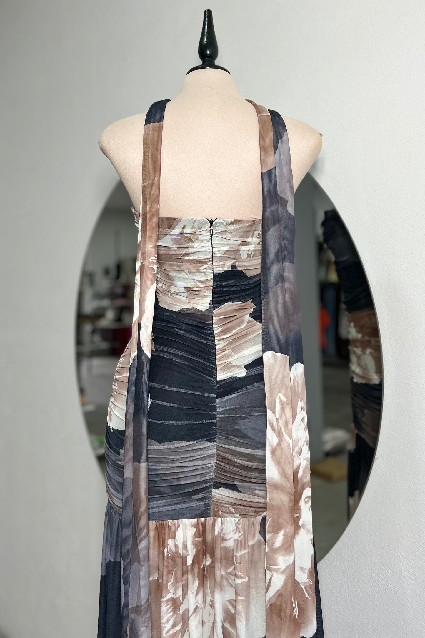 Vestido con bufanda floral