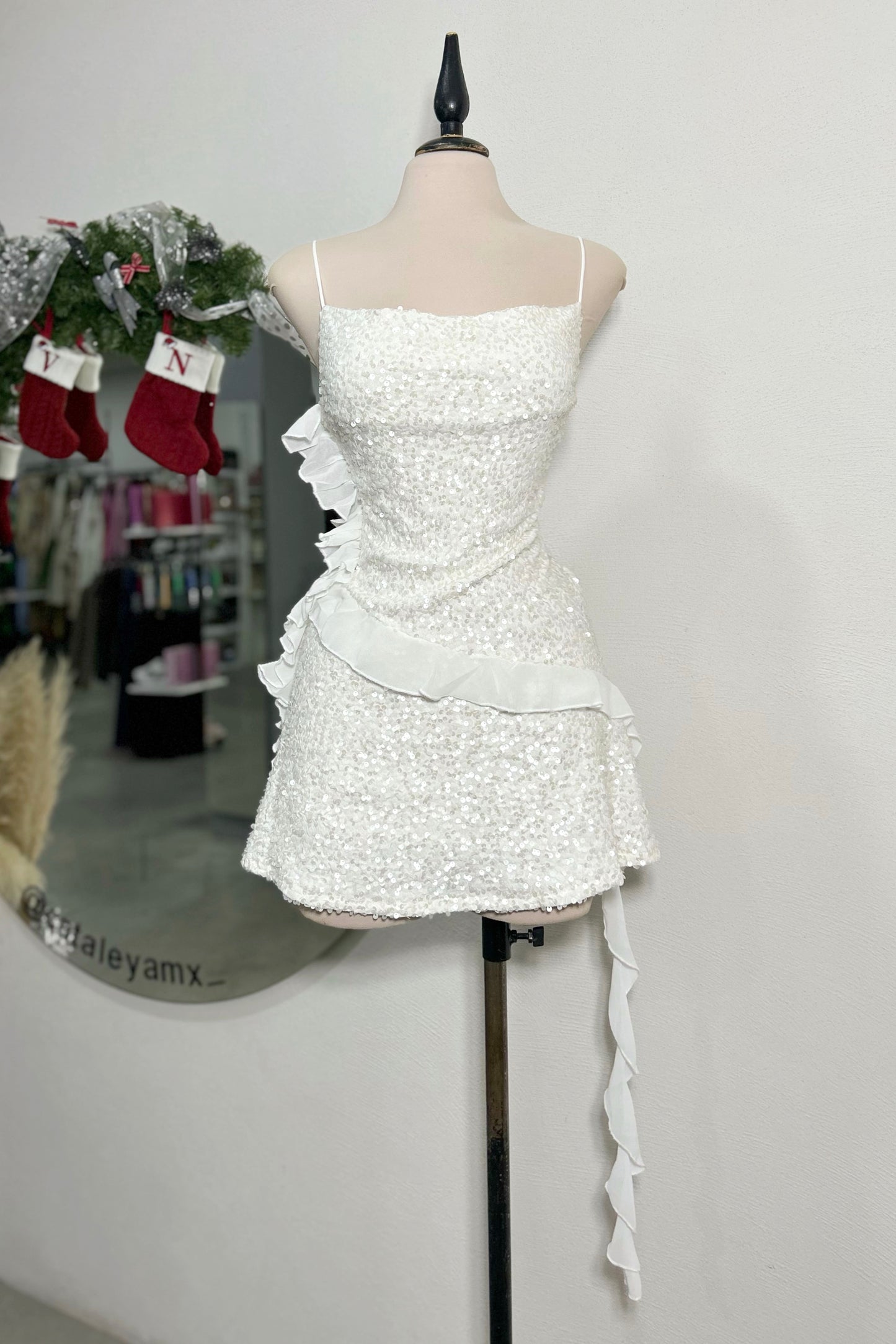 Vestido lentejuelas blanco con holan