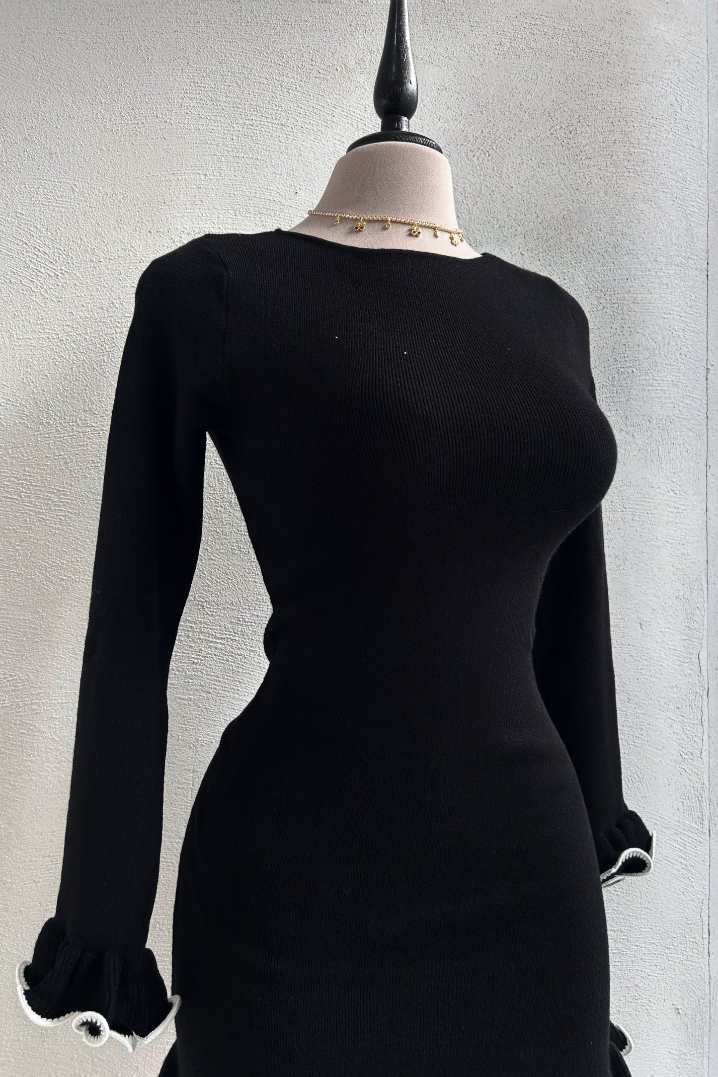 Vestido negro línea blanca