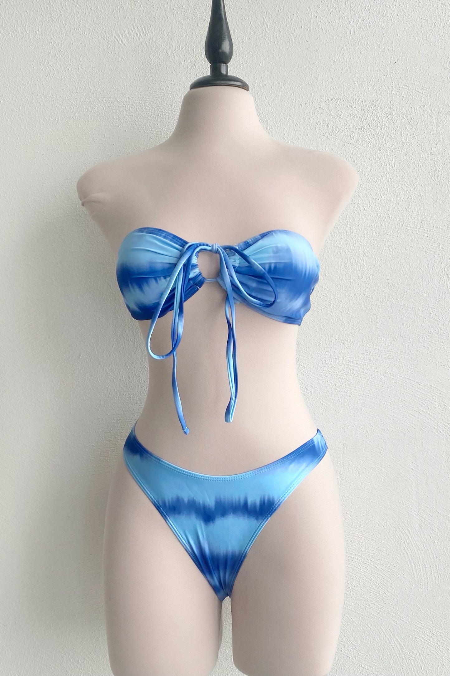 Set bikini azul con falda larga