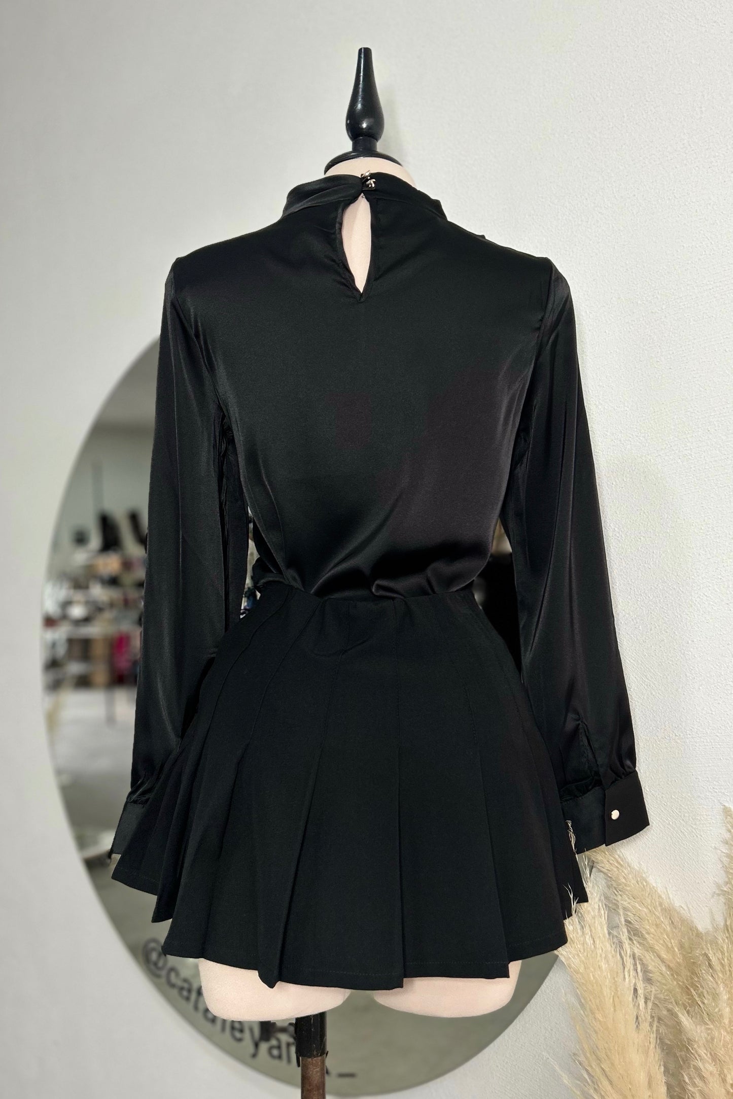 Blusa satinada negra