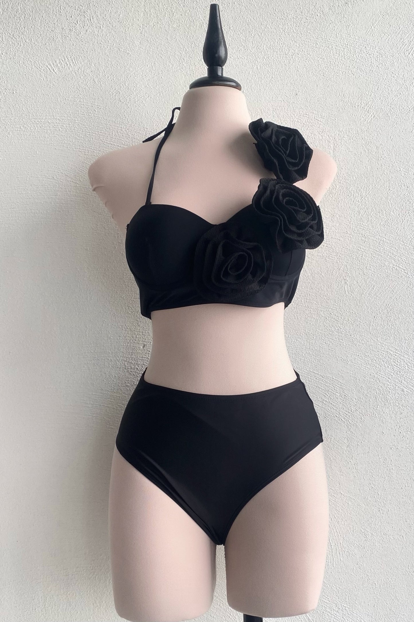 Bikini tiro alto con flor 3D negro