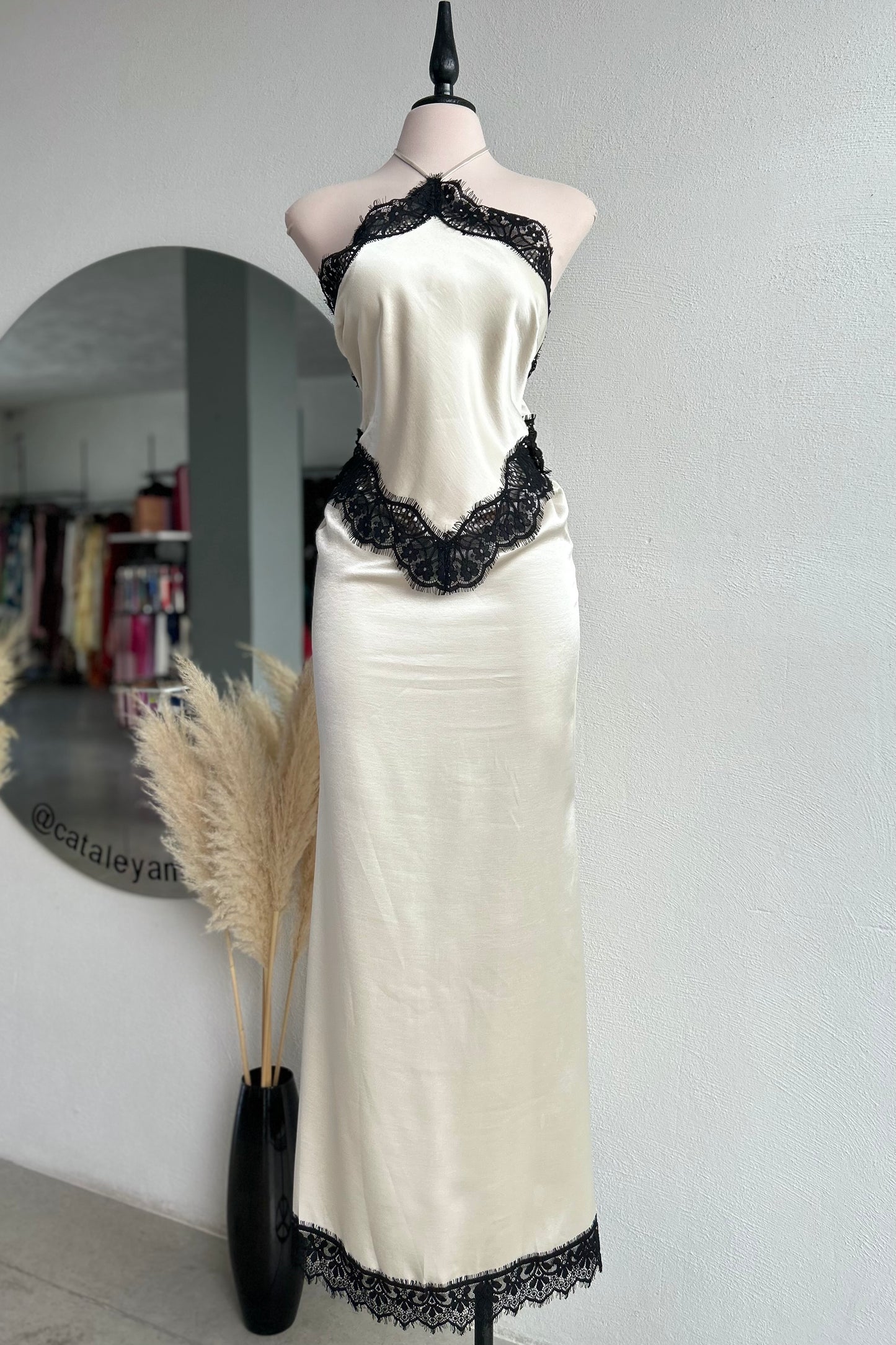 Vestido beige encaje negro
