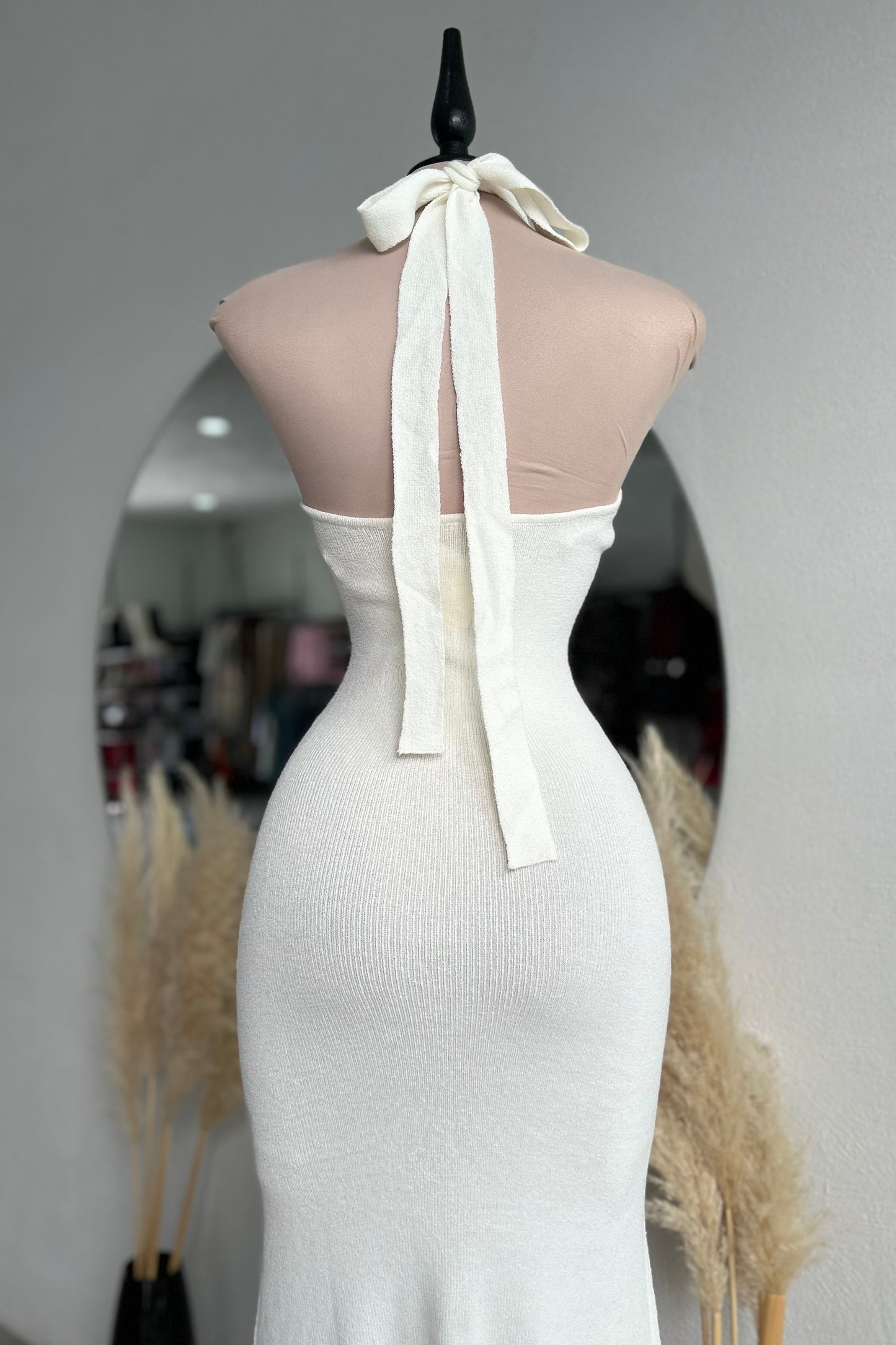 Vestido halter línea negra