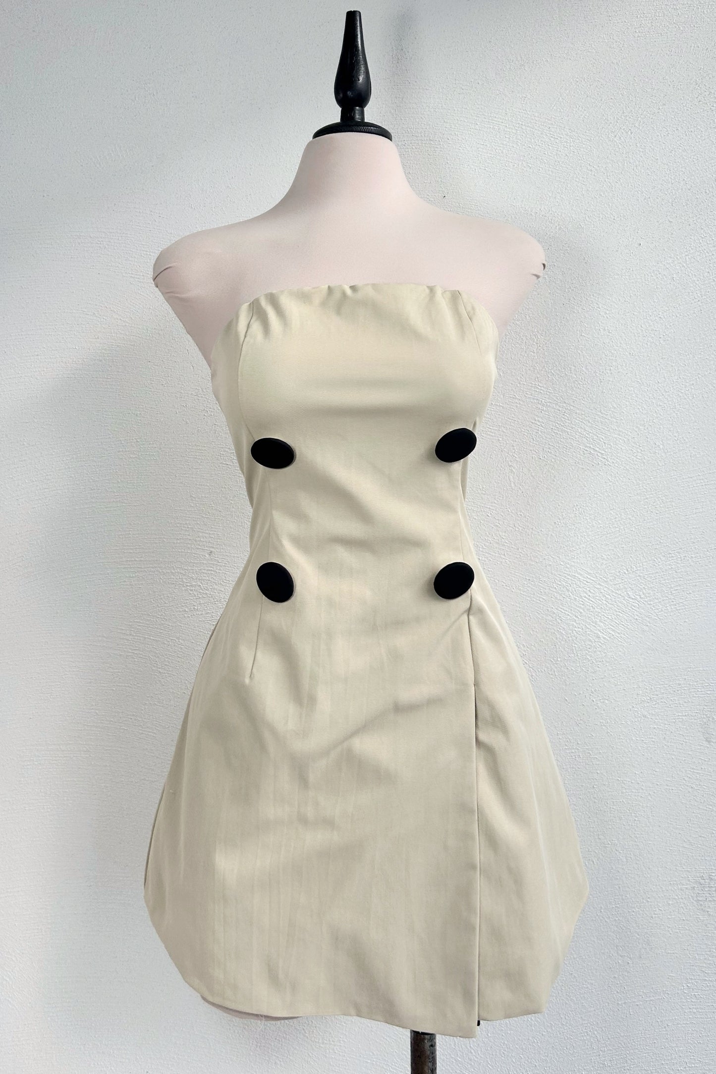 Vestido beige botones negros