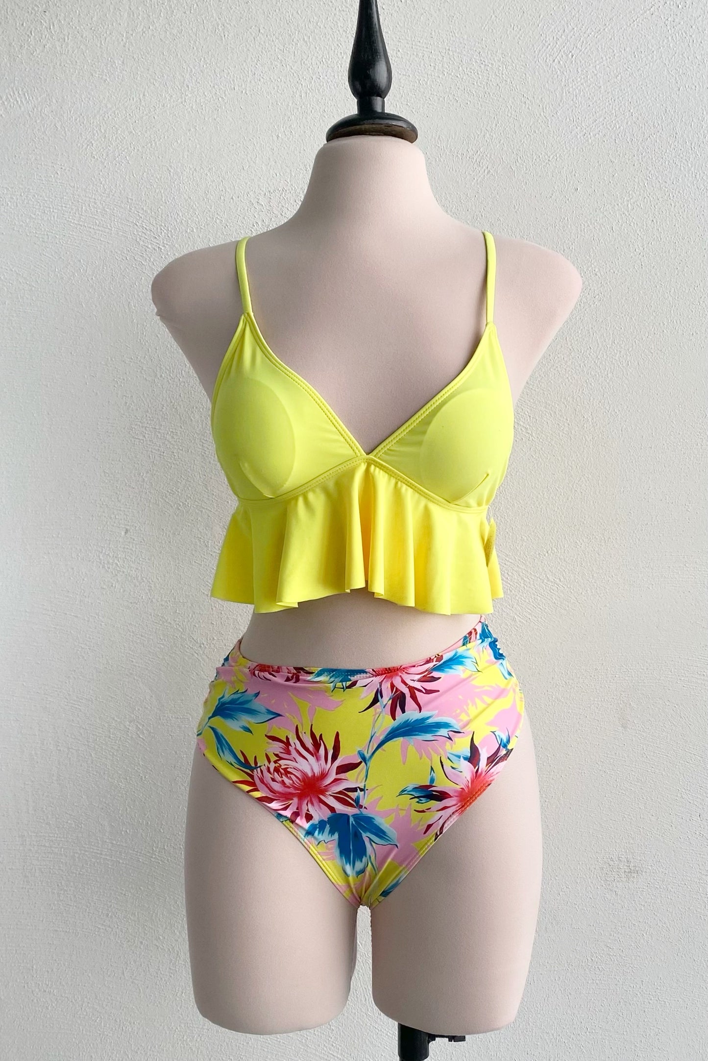 Bikini amarillo tiro alto