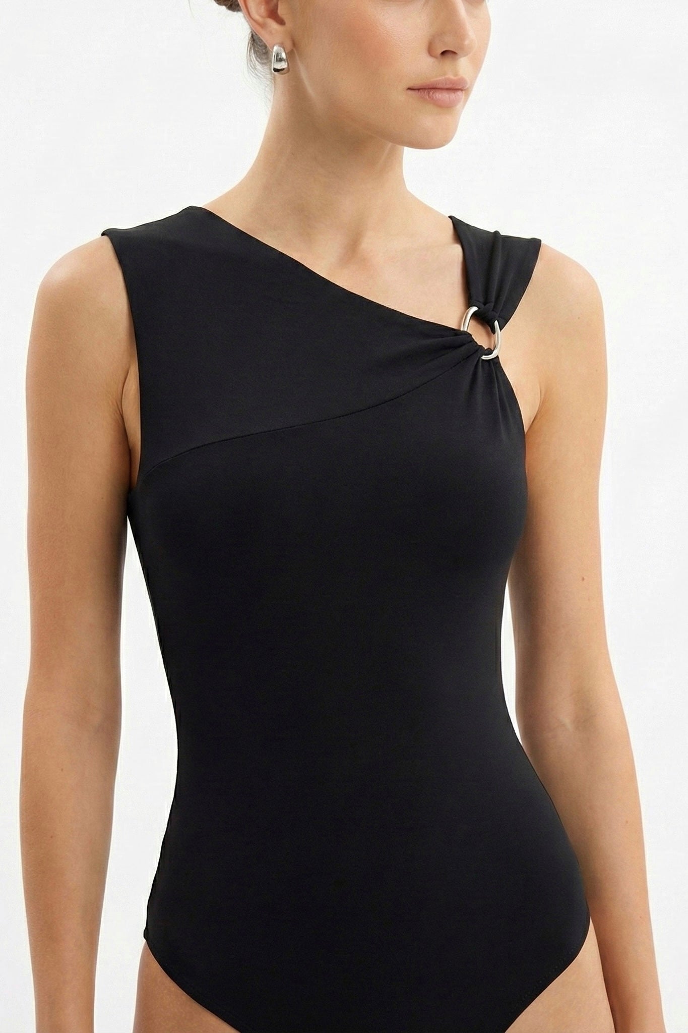 Body negro con broche