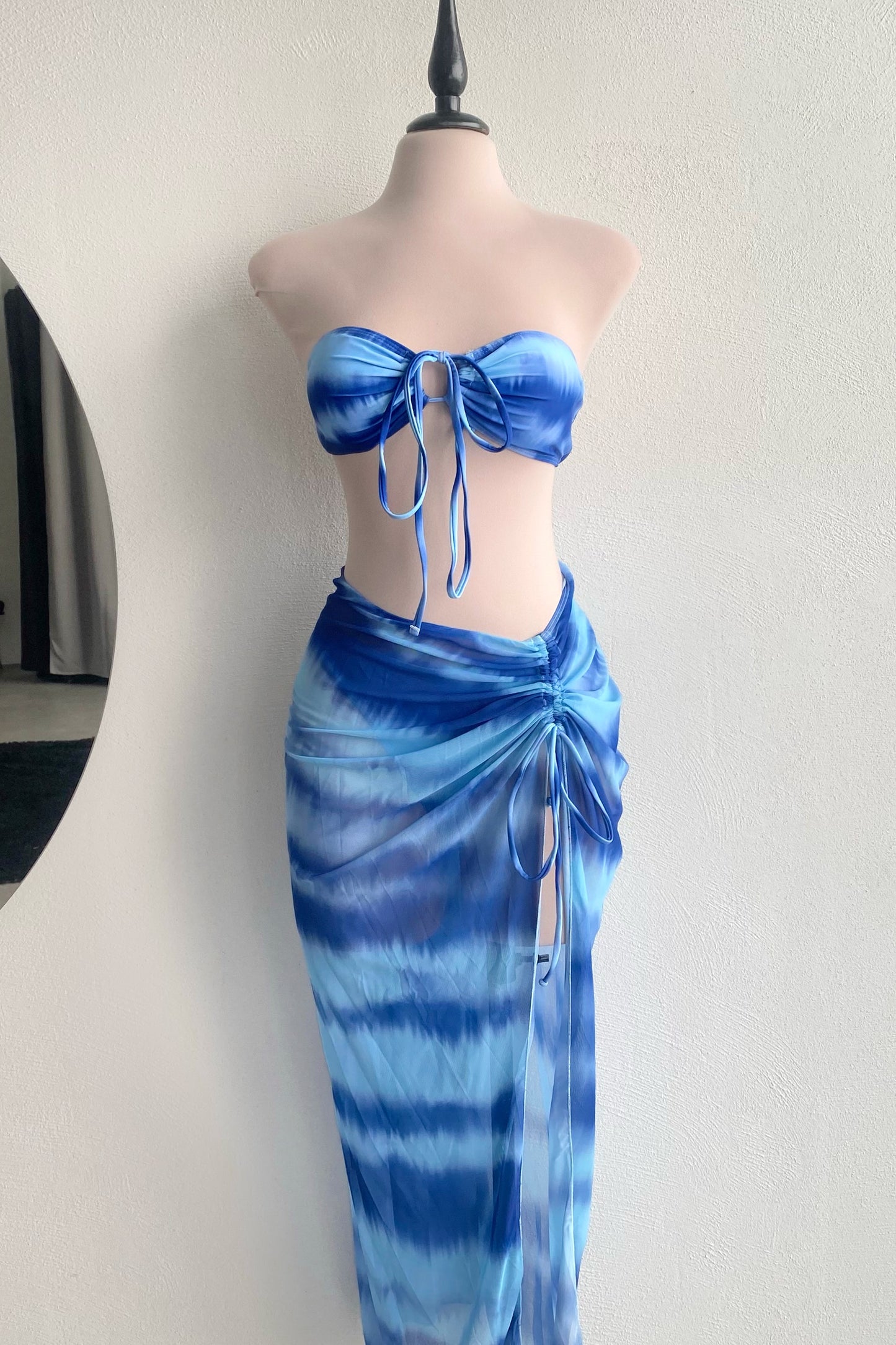 Set bikini azul con falda larga