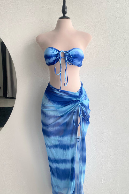 Set bikini azul con falda larga