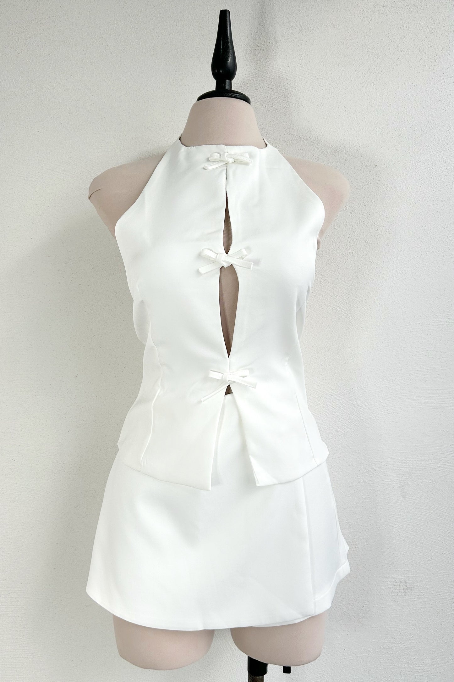 Top halter con moño blanco