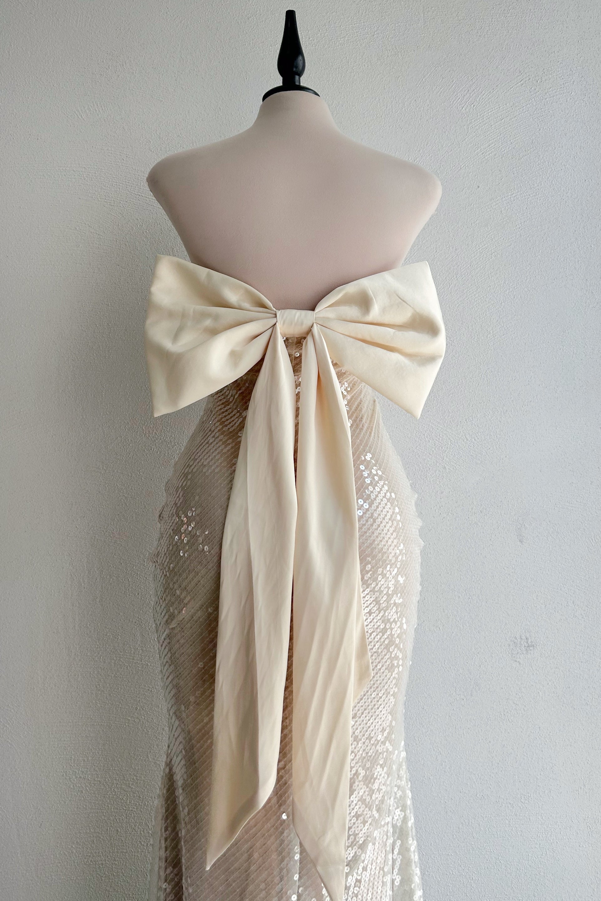Vestido champagne con moño