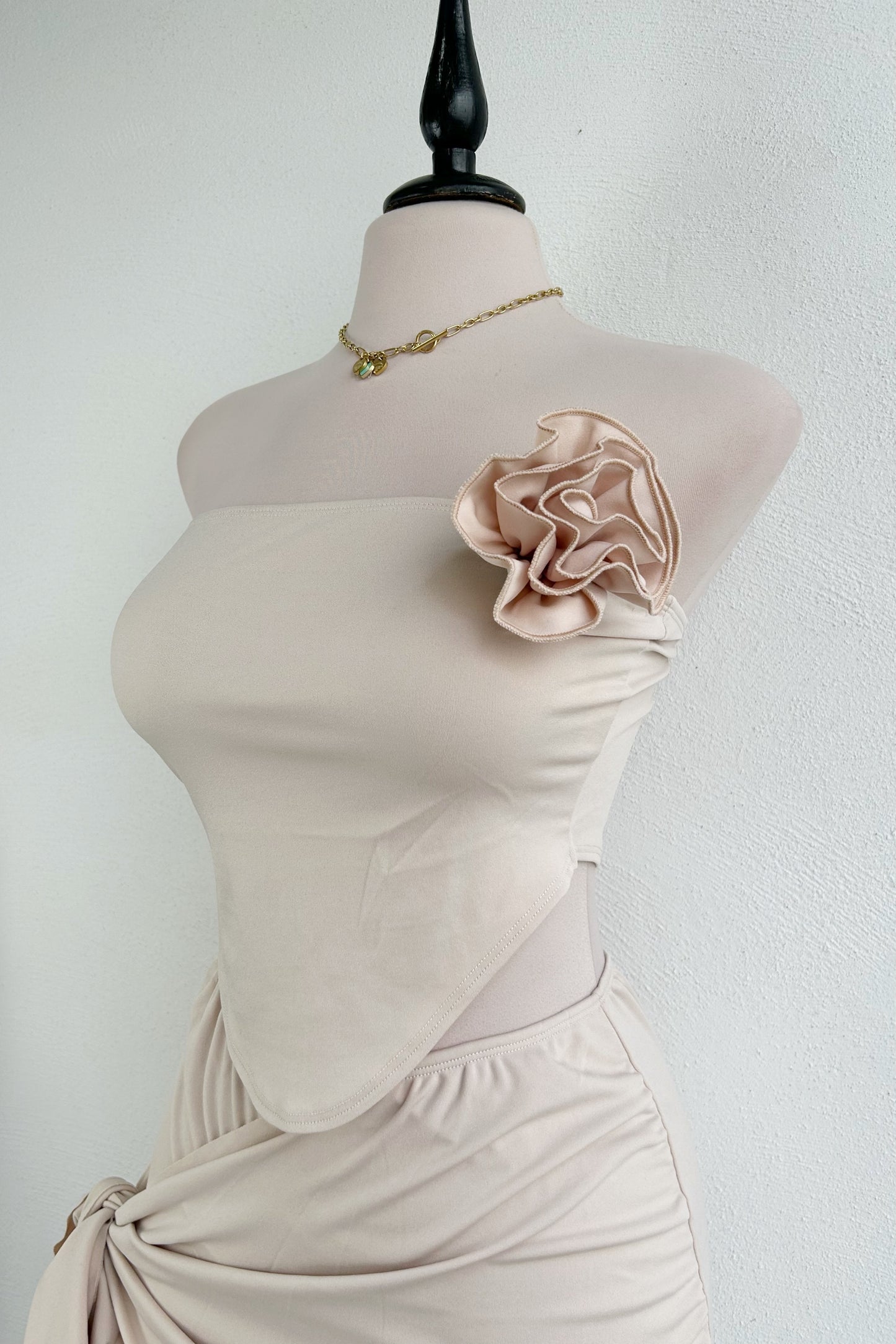 Conjunto beige flor 3D