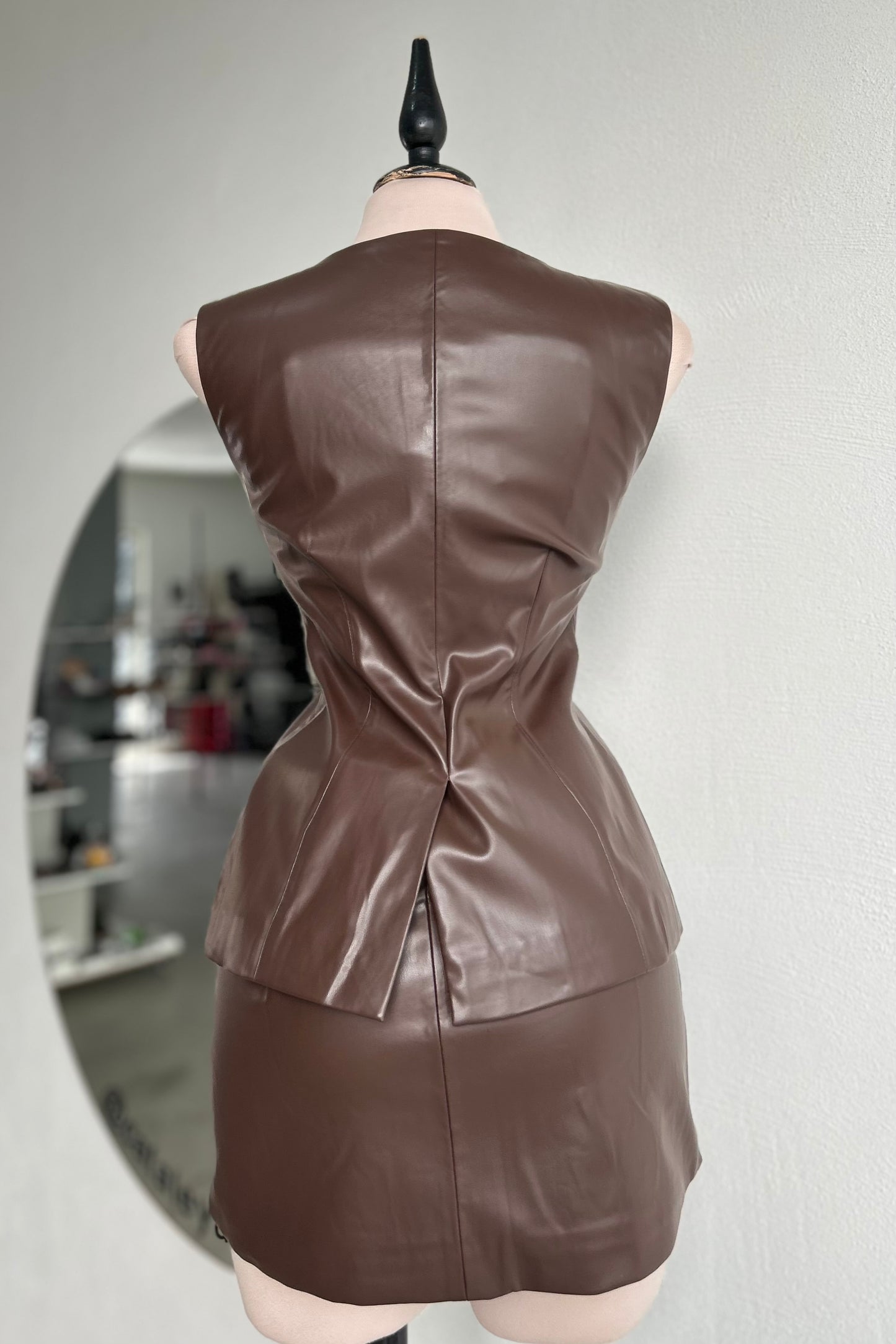 Mini falda vinipiel café