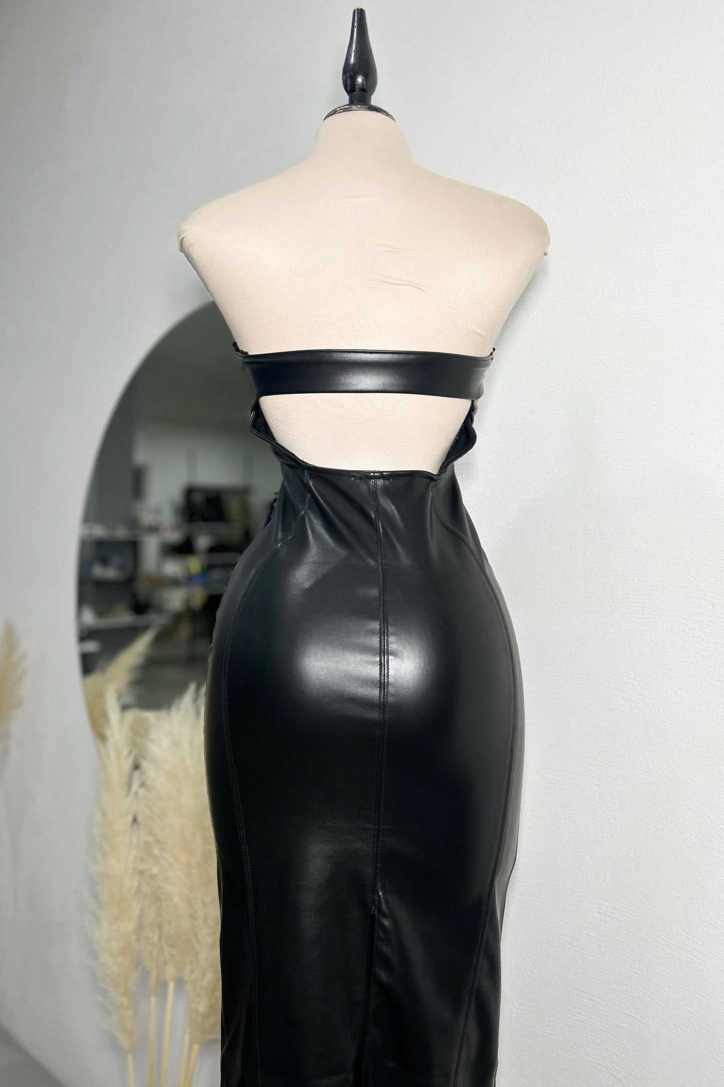 Vestido vinil midi strapless