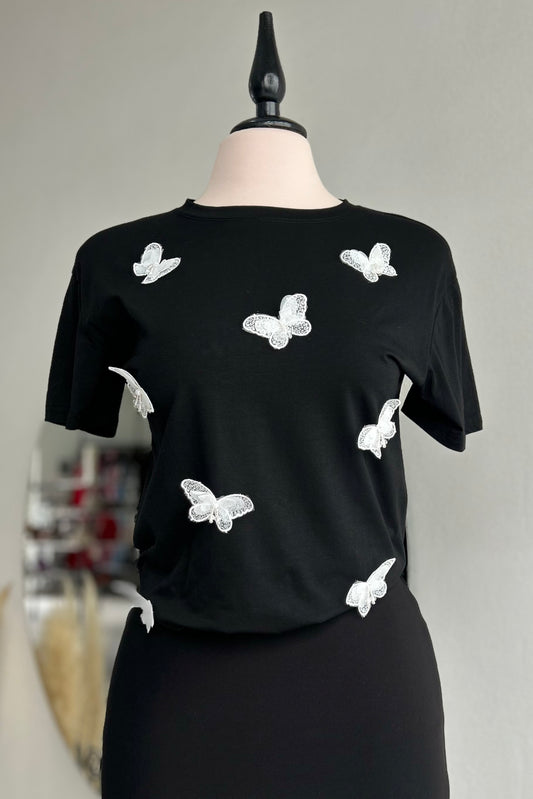 Playera negra con mariposas
