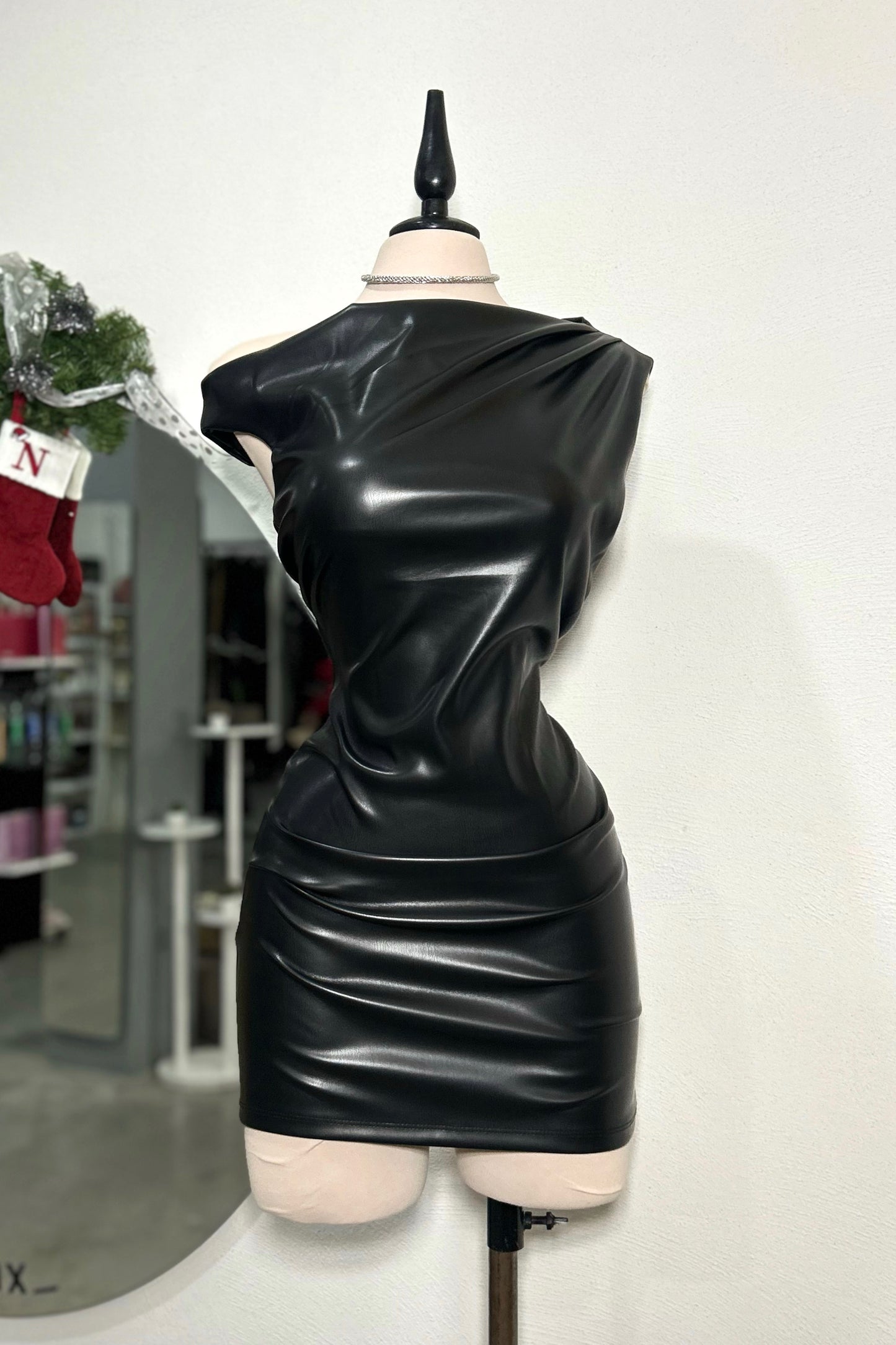 Vestido vinil negro un hombro