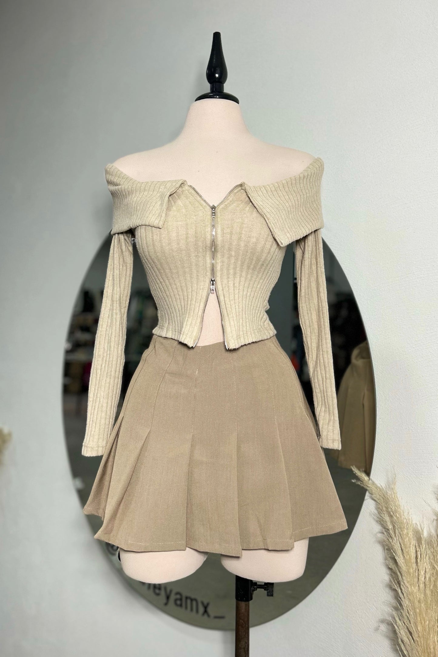 Blusa beige con cierre