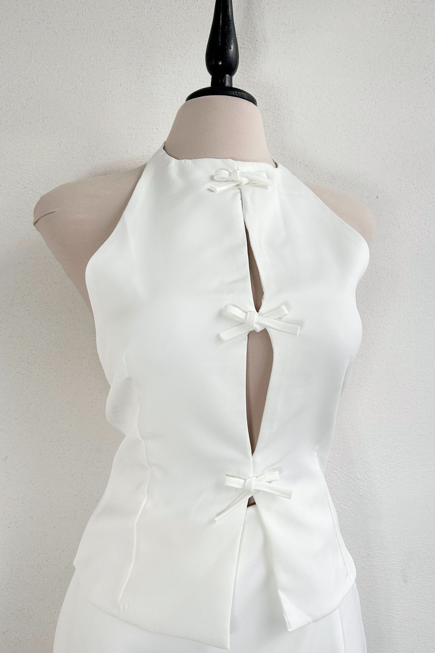 Top halter con moño blanco