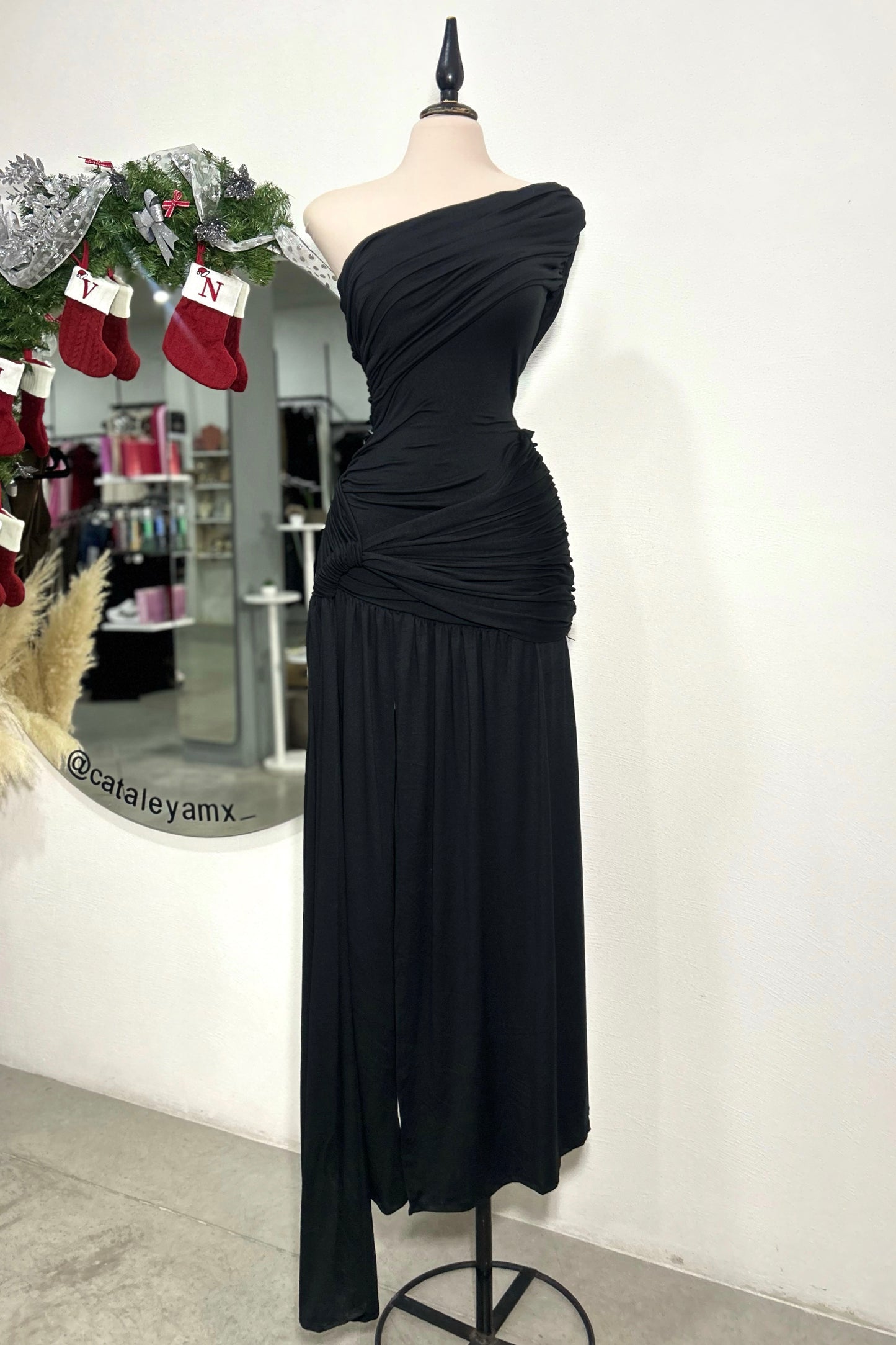 Vestido negro un hombro largo