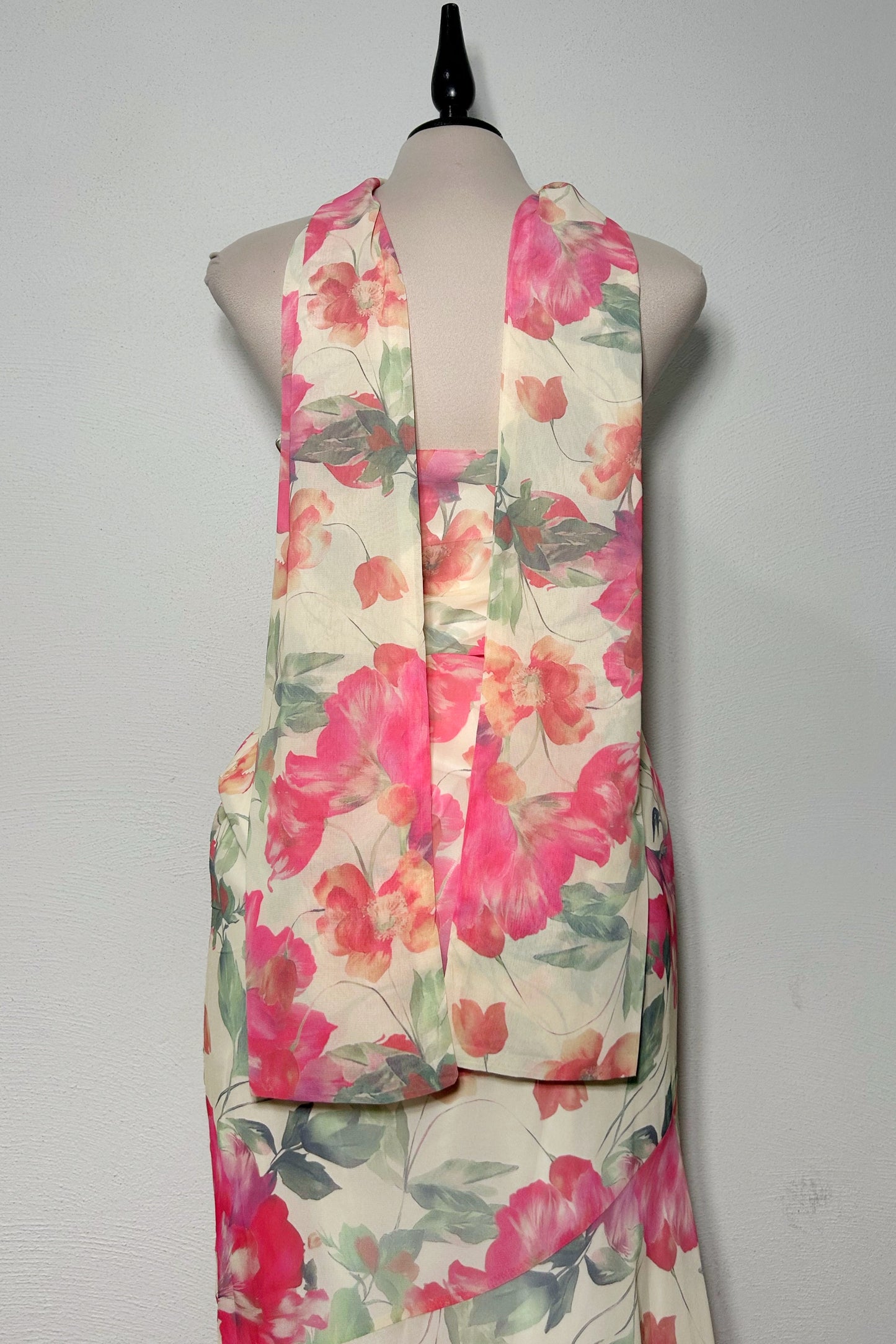 Vestido floral con bufanda