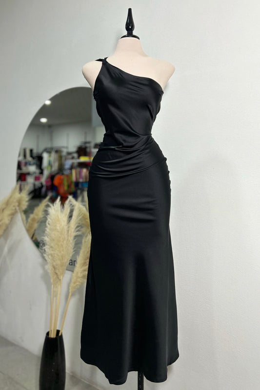 Vestido negro un hombro
