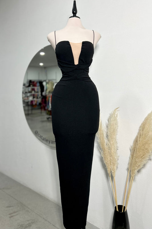 Vestido negro escote V