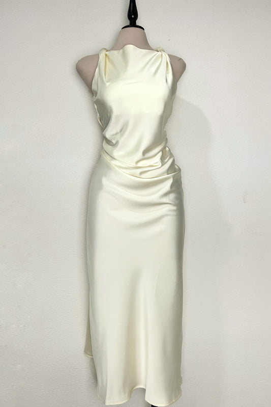 Vestido satinado beige