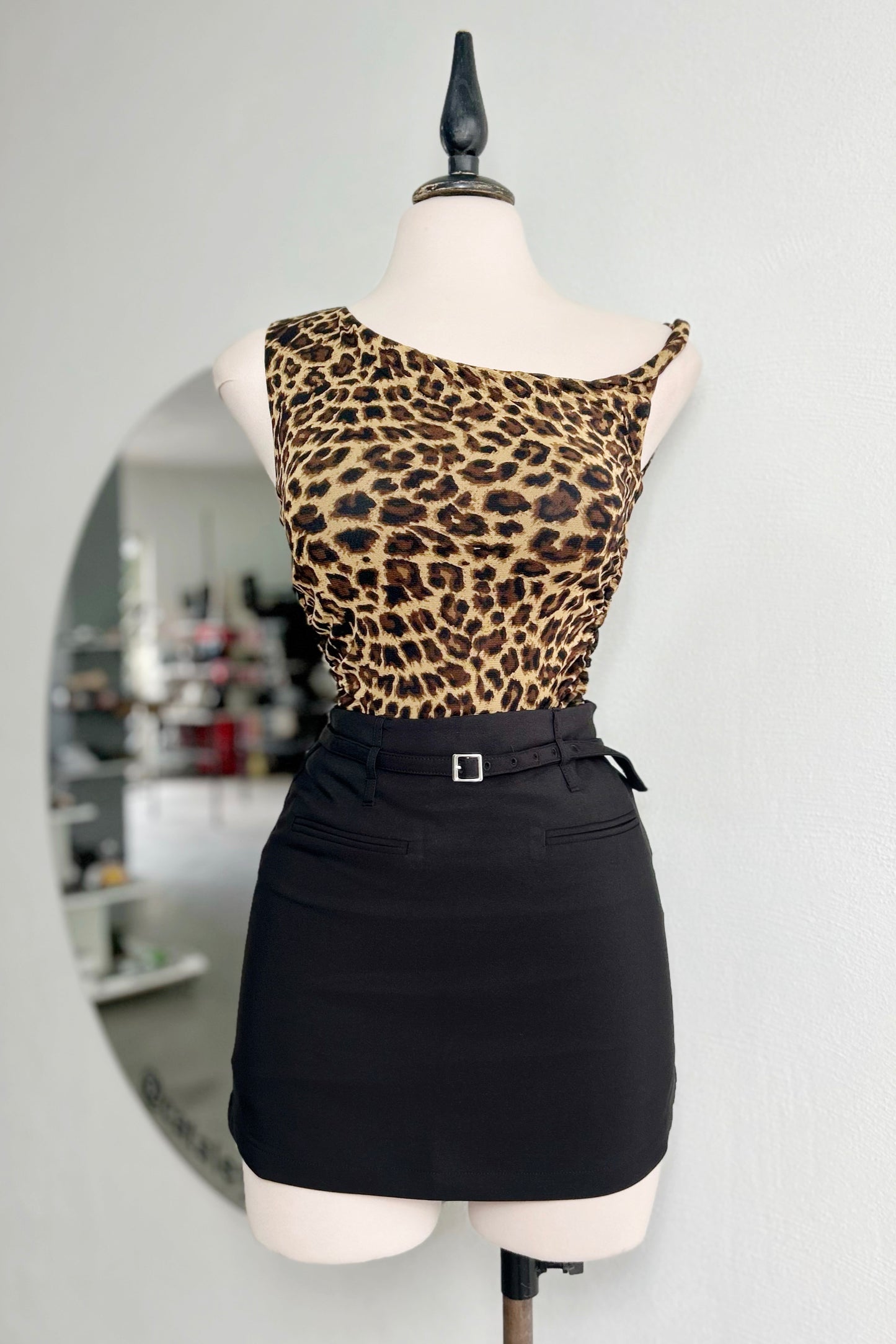 Blusa asimétrica animal print