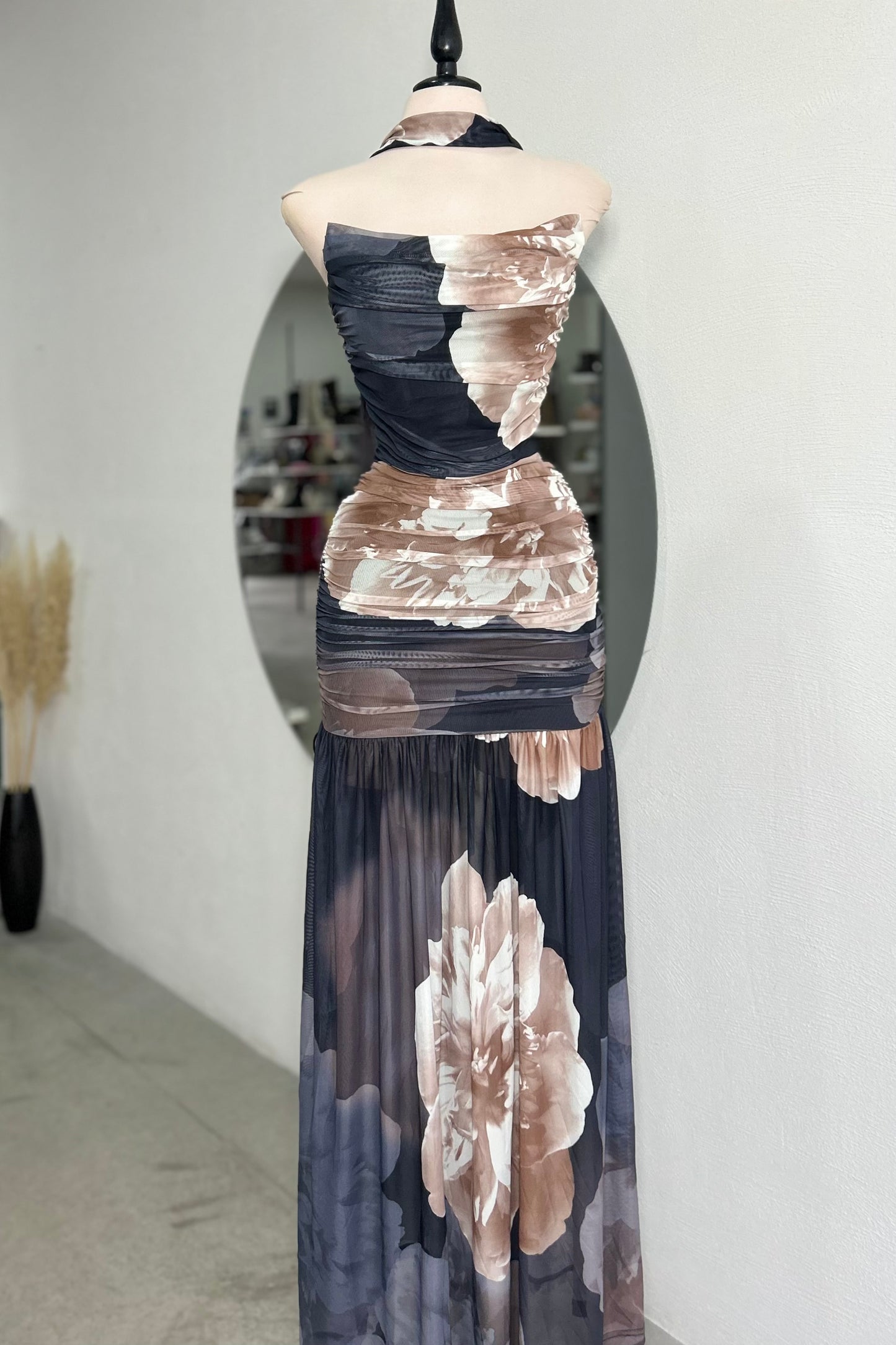 Vestido con bufanda floral