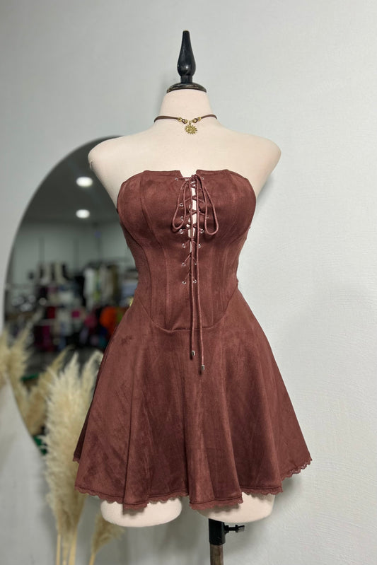 Vestido strapless con corsé