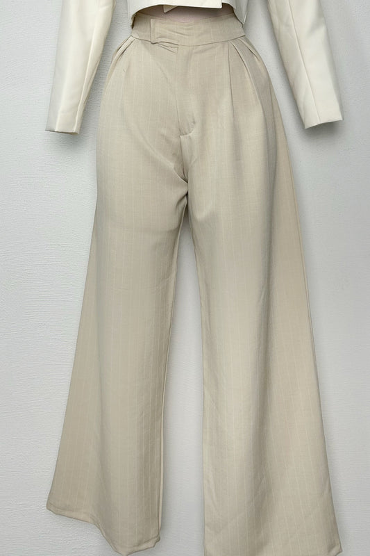 Pantalón de vestir beige con rayas