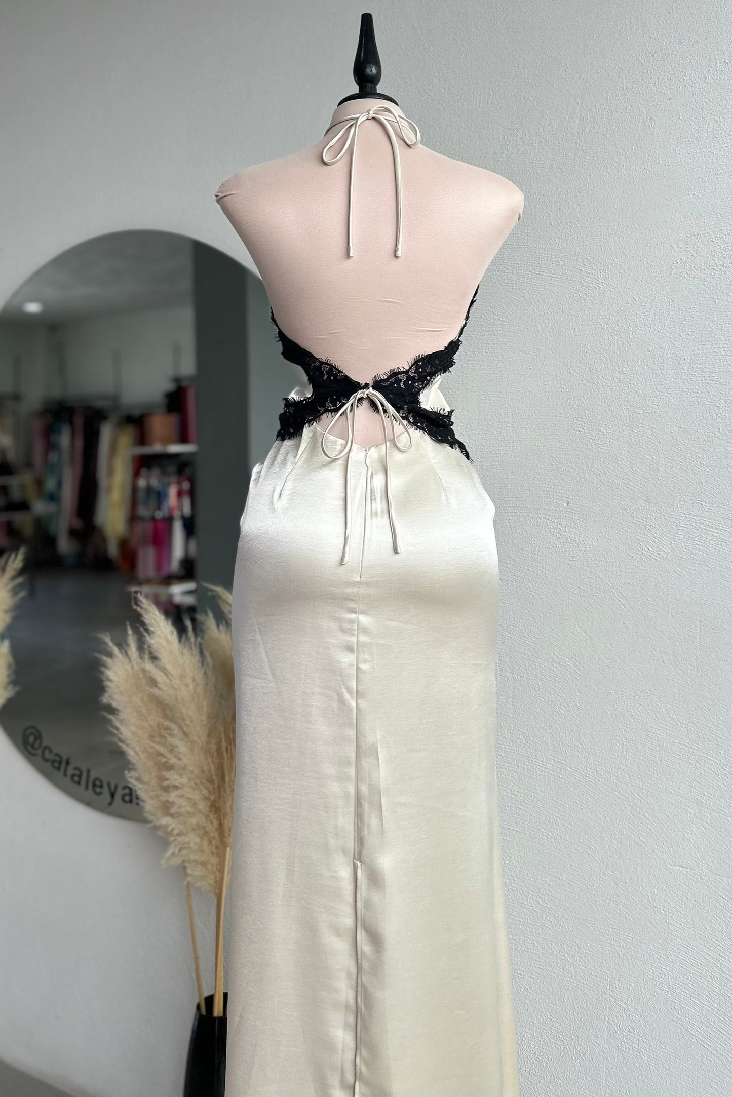 Vestido beige encaje negro