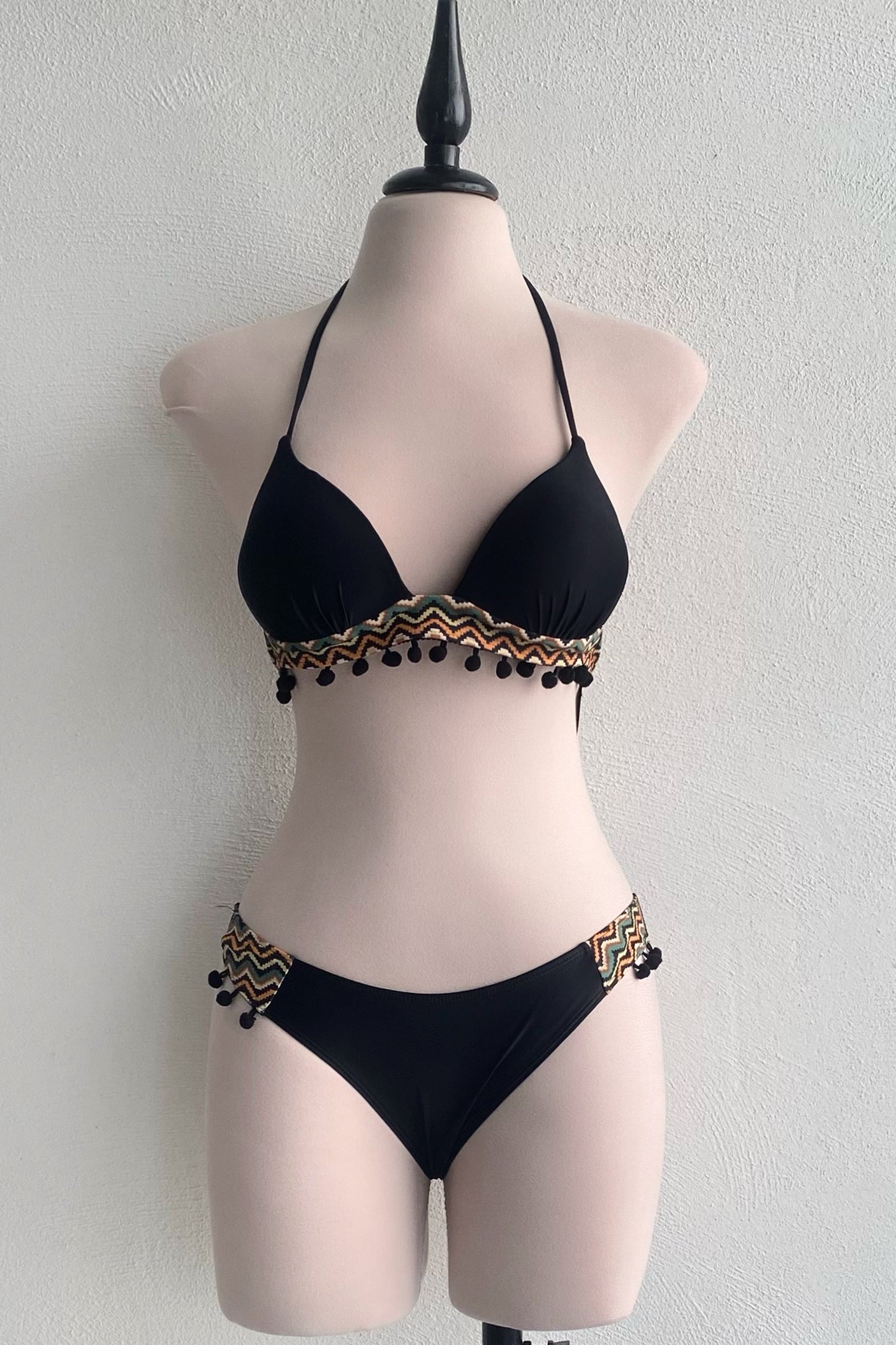 Bikini negro con borlas